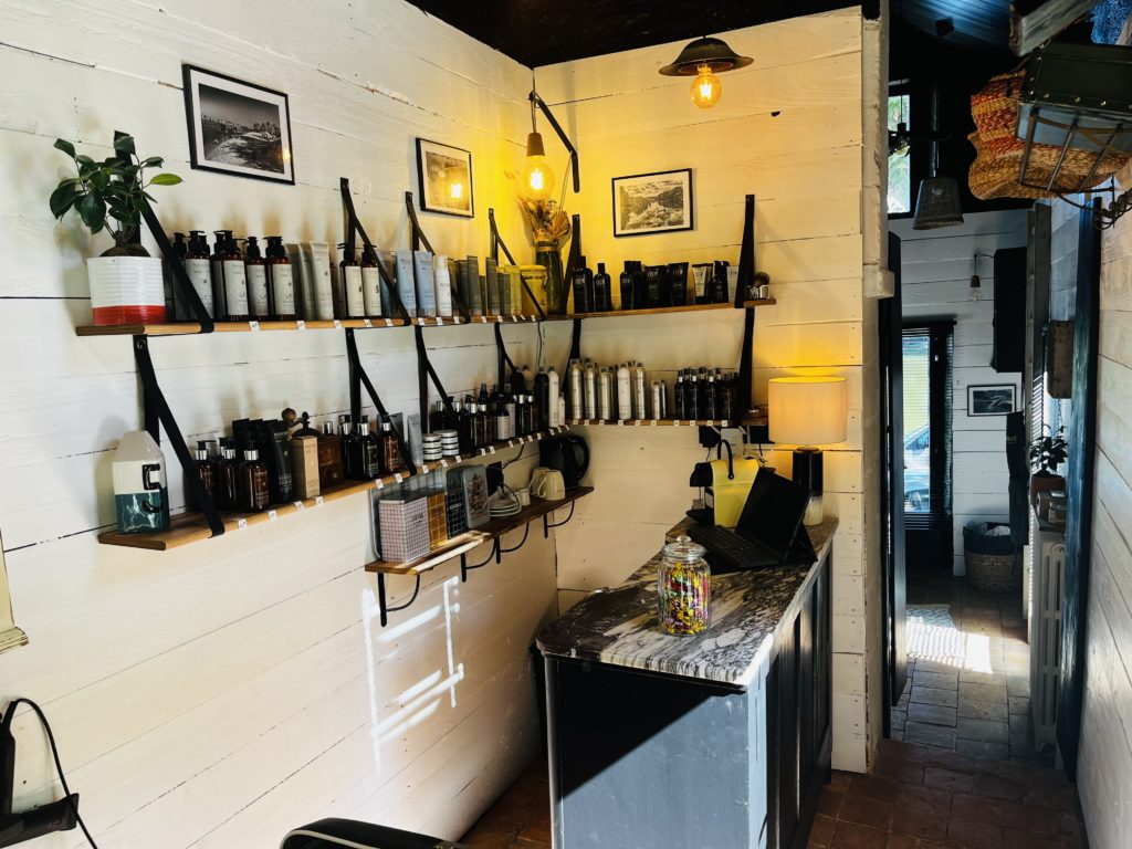 Le comptoir de paiement du salon de coiffure La Cabine à Chalonnes-sur-Loire.