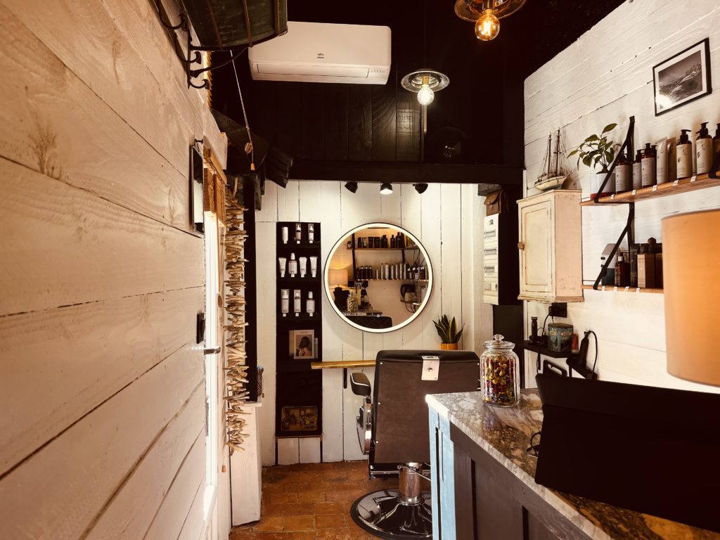 L'intérieur du salon de coiffure La Cabine situé dans la ville de Chalonnes-sur-Loire.